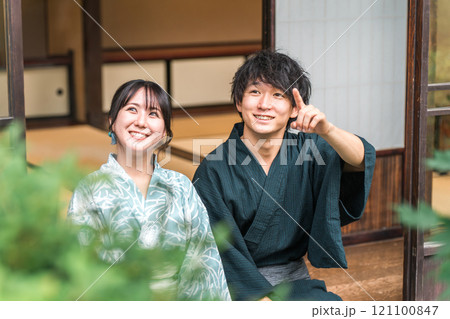 旅行で温泉旅館・宿坊・古民家に泊まる夫婦・カップル 旅行で温泉旅館・宿坊・古民家に泊まる夫婦・カップル 121100847