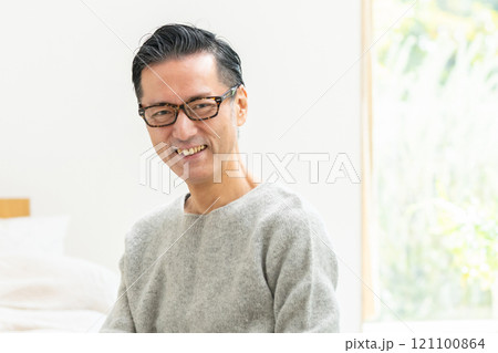 ミドル男性のポートレート ミドル男性のポートレート 121100864
