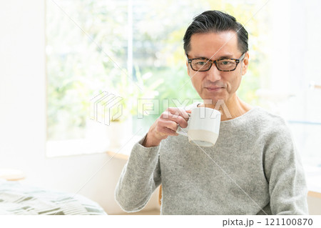コーヒーを飲むミドル男性 コーヒーを飲むミドル男性 121100870