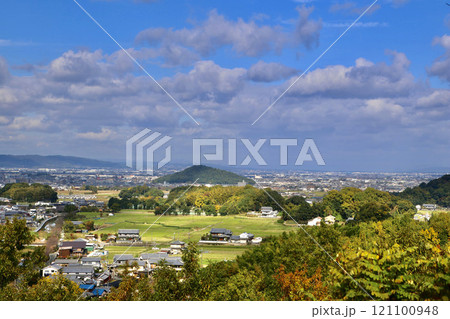 甘樫丘展望台からの眺望・橿原市街地（奈良県・明日香村） 121100948
