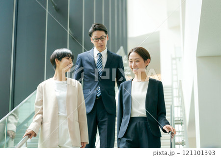 オフィスの階段を下るスーツ姿の男女 121101393