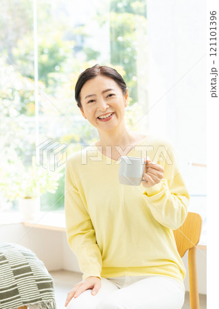 コーヒーカップを持つミドル女性 121101396