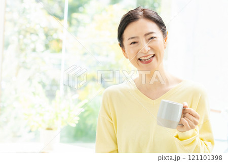 コーヒーカップを持つミドル女性 121101398