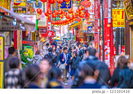 日本の横浜都市景観 師走。横浜中華街・中学生などの団体旅行客らで賑わう市場通りなどを望む…=12日 日本の横浜都市景観 師走。横浜中華街・中学生などの団体旅行客らで賑わう市場通りなどを望む…=12日 121101410