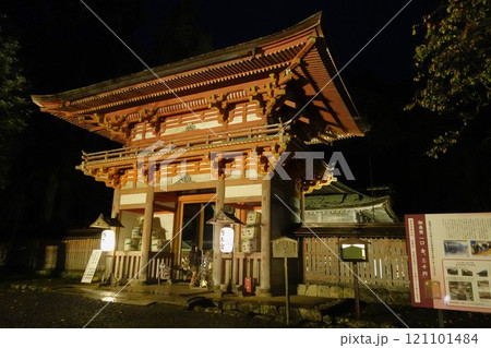 滋賀県 雨の日吉大社西本宮夜景 滋賀県 雨の日吉大社西本宮夜景 121101484