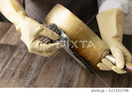 鍋のこびりついた油汚れを落とす 121101796