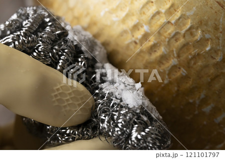 鍋のこびりついた油汚れを落とす 121101797