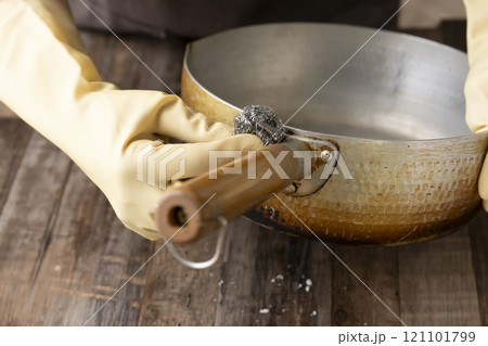 鍋のこびりついた油汚れを落とす 121101799