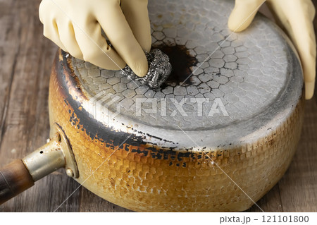 鍋のこびりついた油汚れを落とす 121101800