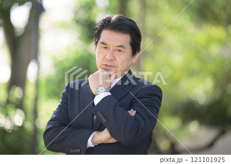 事業承継や社長や経営者の考える悩む困るイメージ 事業承継や社長や経営者の考える悩む困るイメージ 121101925