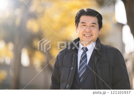 秋冬の紅葉の中、事業承継や社長や経営者のカメラ目線イメージ 秋冬の紅葉の中、事業承継や社長や経営者のカメラ目線イメージ 121101937