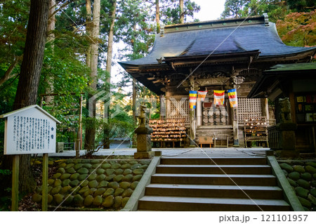 世界遺産中尊寺 秋 弁慶堂の朝 岩手県 世界遺産中尊寺 秋 弁慶堂の朝 岩手県 121101957