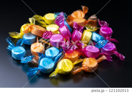 黒背景にたくさんのカラフルなラムネ菓子 121102013