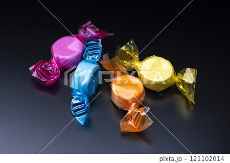 黒背景に並ぶ色とりどりのラムネ菓子 121102014