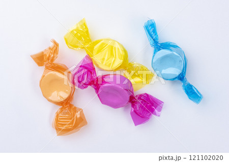 白背景に並べた個包装のラムネ菓子 121102020