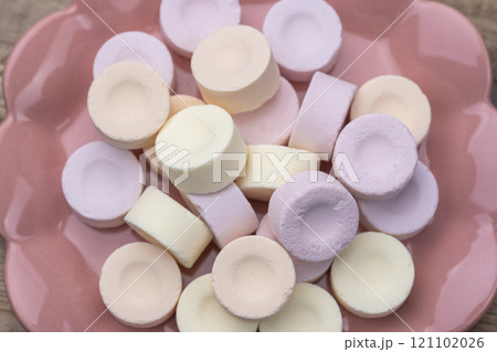 ピンクの皿に盛られたラムネ菓子の俯瞰 ピンクの皿に盛られたラムネ菓子の俯瞰 121102026