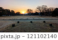 朝日がのぼる冬の公園② 121102140