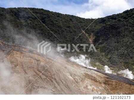 モクモク白煙が立ち昇る箱根大涌谷の風景 モクモク白煙が立ち昇る箱根大涌谷の風景 121102173