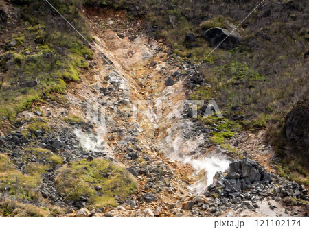 モクモク白煙が立ち昇る箱根大涌谷の風景 モクモク白煙が立ち昇る箱根大涌谷の風景 121102174