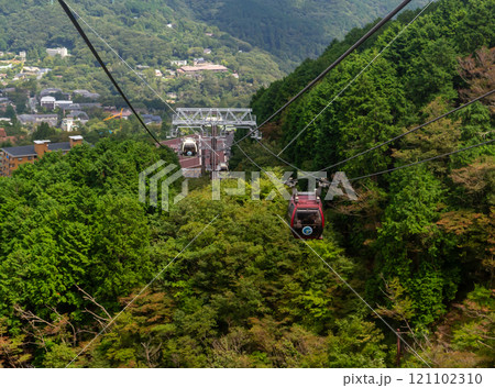 観光地箱根ロープウェイから美しい景色を眺める 121102310