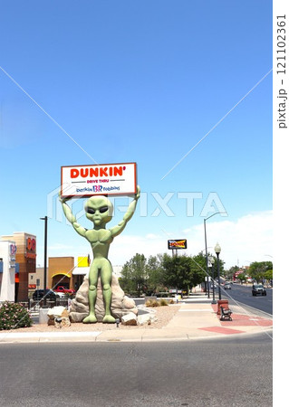 ニューメキシコ州ロズウェルにあるダンキンドーナツがあることを示す宇宙人 ニューメキシコ州ロズウェルにあるダンキンドーナツがあることを示す宇宙人 121102361