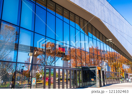 ガラスに映る風景　立川ステージガーデン 121102463