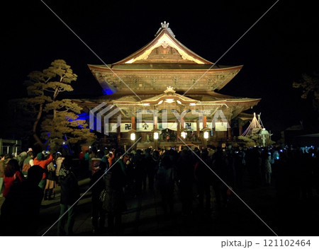Night view of the temple of heaven / ライトアップされる古刹寺院 121102464