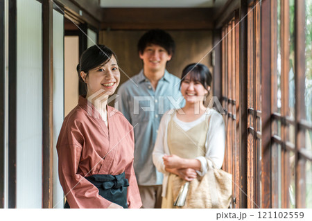 老舗の温泉旅館・高級旅館・宿坊で観光客に接客する仲居さん・女将さん 121102559