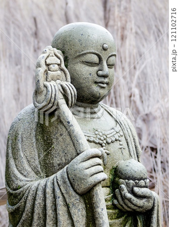 両手に道具を持った小さなお地蔵様が設置されている 両手に道具を持った小さなお地蔵様が設置されている 121102716