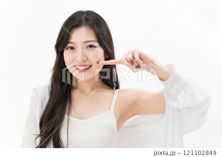 口元・歯を指差ししている若い女性　 デンタルケア 121102849