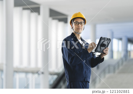 タブレットを持った作業服姿のミドルの男性　カメラ目線　ポートレート 121102881