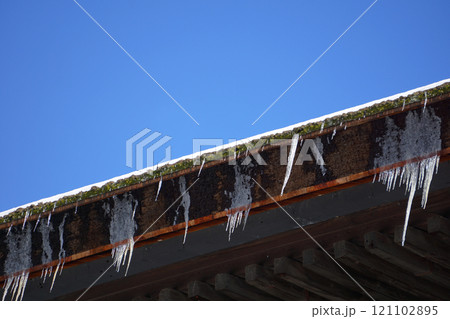 Icicles hanging from a roof / 屋根にぶら下がるツララ(氷柱) Icicles hanging from a roof / 屋根にぶら下がるツララ(氷柱) 121102895