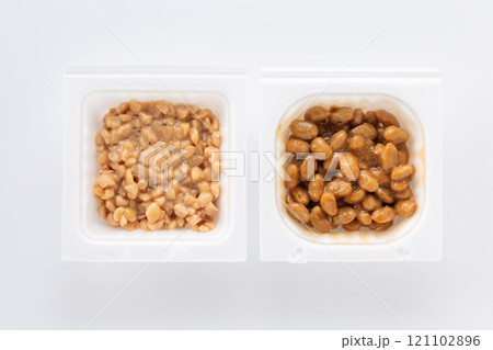 パック入りのひきわり納豆と大粒納豆 パック入りのひきわり納豆と大粒納豆 121102896