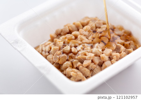 パック入りのひきわり納豆にタレを入れる 121102957
