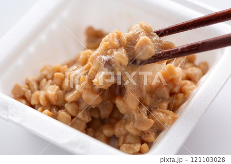 パック入りのひきわり納豆を箸でかき混ぜる 121103028