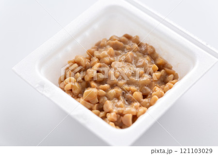 パック入りのひきわり納豆にタレを入れる パック入りのひきわり納豆にタレを入れる 121103029