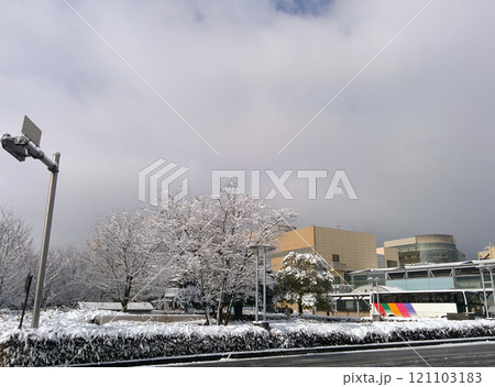 Winter in the city (station)，雪化粧した街の風景(駅前のバスロータリー) 121103183