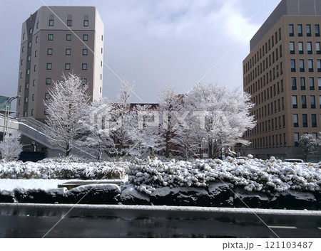 Winter city (office district)，雪化粧した街の風景(駅前のオフィス街) 121103487