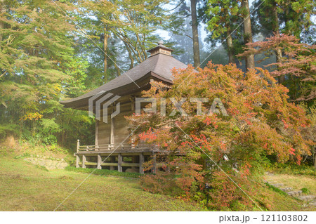世界遺産中尊寺 朝もやの中の釈迦堂 岩手県 世界遺産中尊寺 朝もやの中の釈迦堂 岩手県 121103802