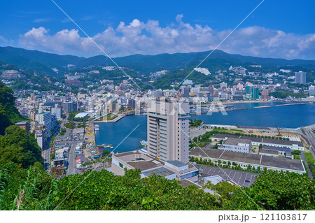 静岡県熱海市のアタミロープウェイ山頂駅展望台から北側の眺望(熱海市街,岩戸山など) 121103817