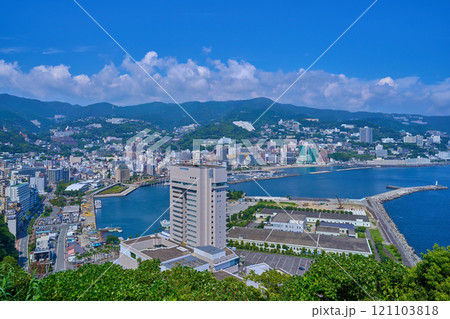 静岡県熱海市のアタミロープウェイ山頂駅展望台から北側の眺望(熱海市街,岩戸山など) 121103818