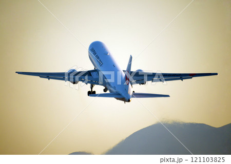 早朝の旅客機と阿蘇山 早朝の旅客機と阿蘇山 121103825