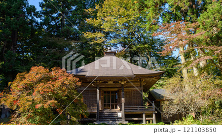 世界遺産中尊寺　朝日に照らされる釈迦堂　岩手県 121103850