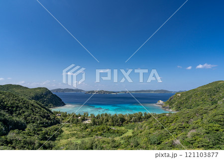慶良間諸島 渡嘉敷島の慶良間海峡展望所から見た渡嘉志久ビーチ 慶良間諸島 渡嘉敷島の慶良間海峡展望所から見た渡嘉志久ビーチ 121103877