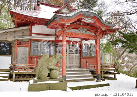 冬の北海道江差町で笹山稲荷神社の境内の風景を撮影 121104013