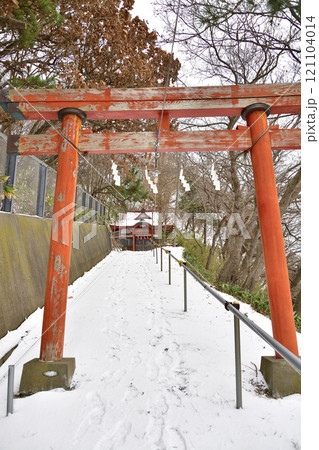 冬の北海道江差町で笹山稲荷神社の境内の風景を撮影 121104014