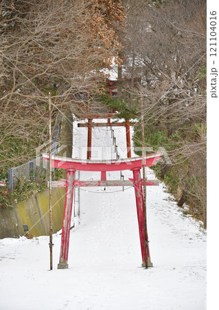 冬の北海道江差町で笹山稲荷神社の境内の風景を撮影 121104016