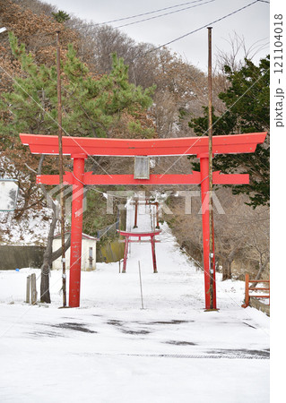 冬の北海道江差町で笹山稲荷神社の境内の風景を撮影 121104018