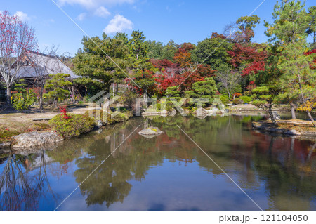 秋の京都 法金剛院庭園 苑池に移る紅葉 秋の京都 法金剛院庭園 苑池に移る紅葉 121104050