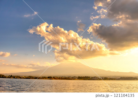 夕陽があたる富士山・河口湖 121104135